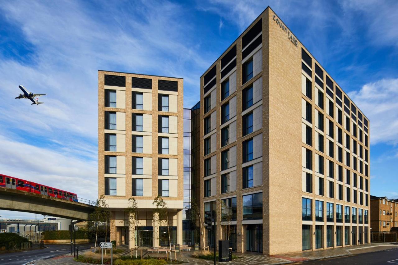 Courtyard By Marriott London City Airport Hotel Exterior photo