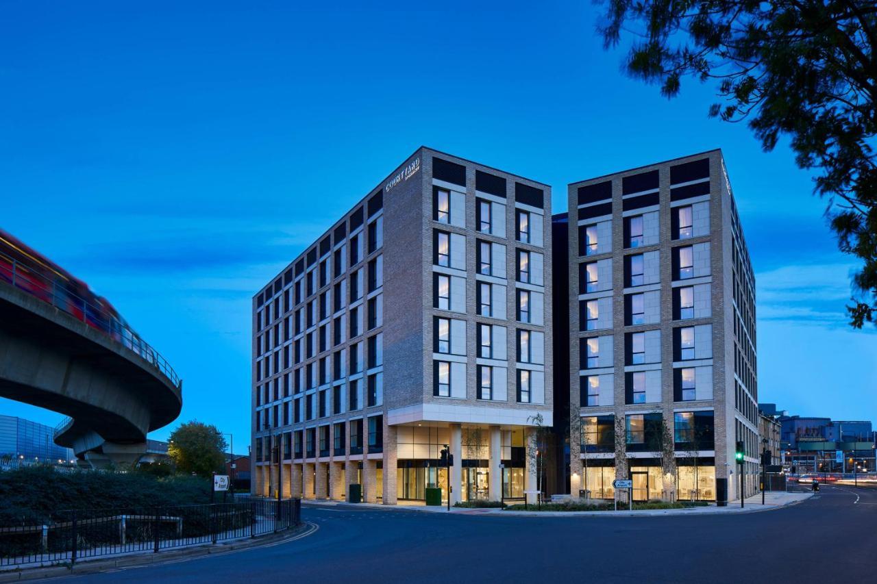 Courtyard By Marriott London City Airport Hotel Exterior photo