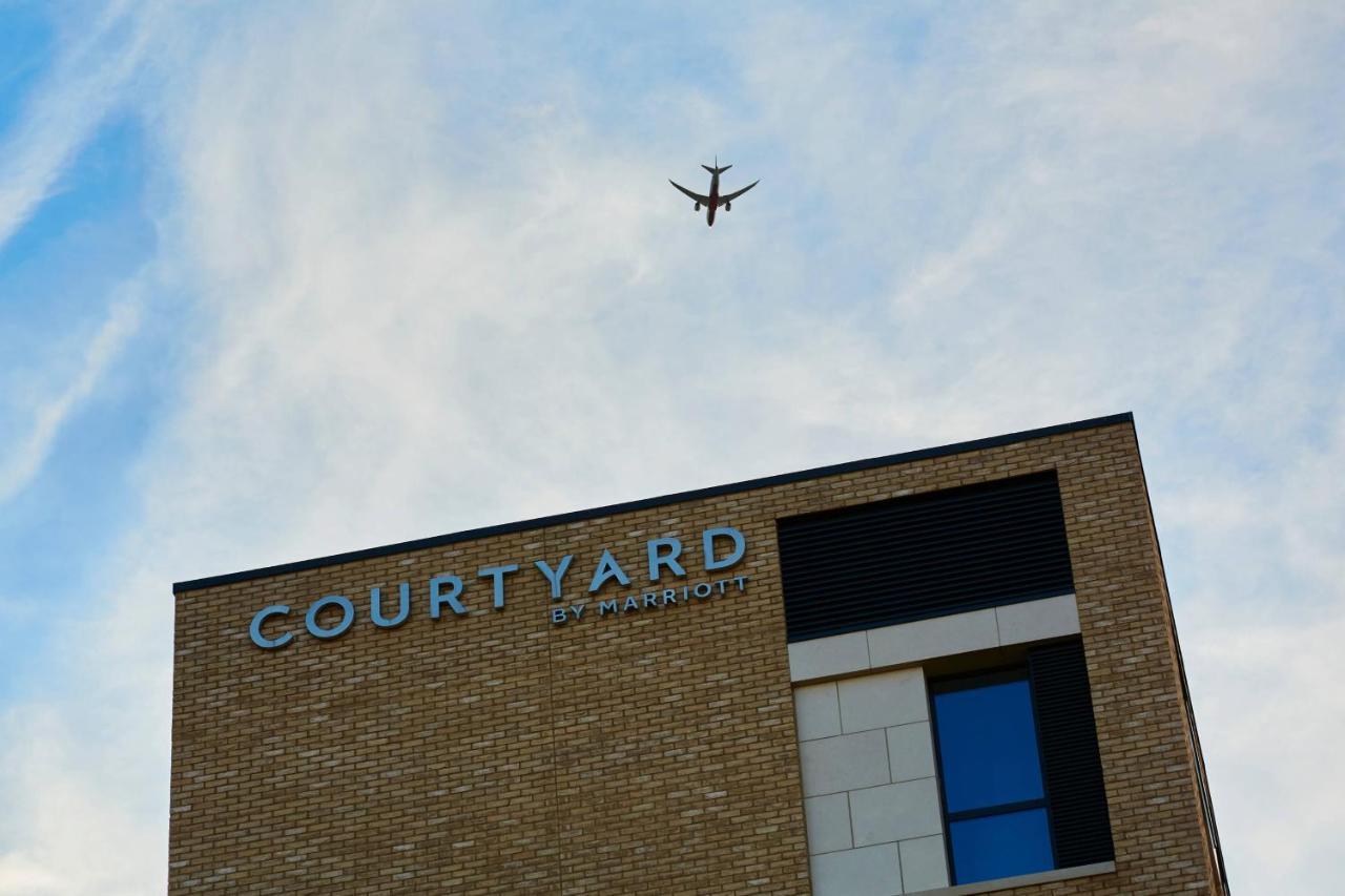 Courtyard By Marriott London City Airport Hotel Exterior photo